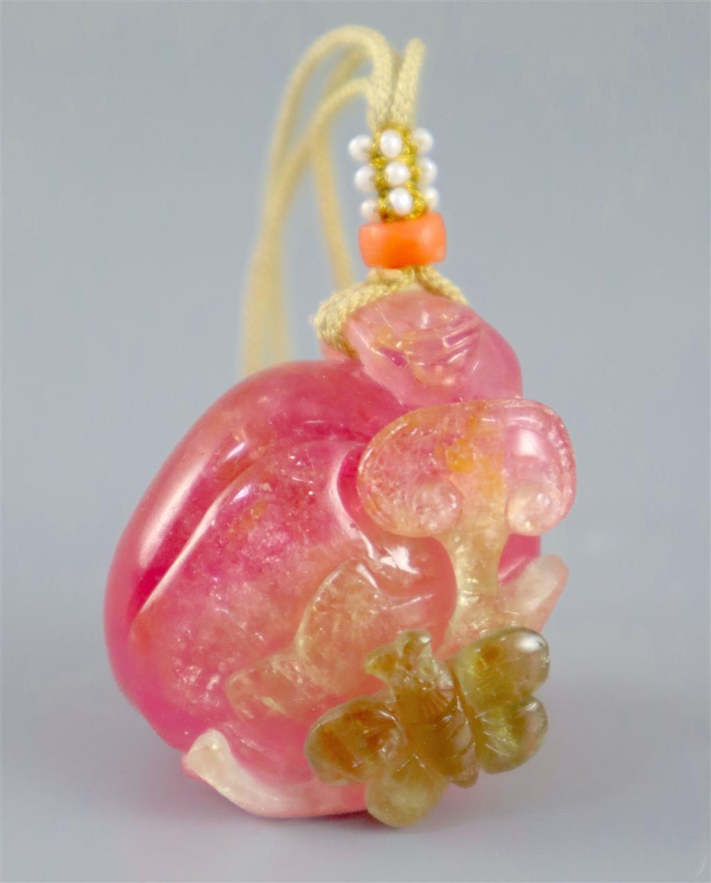 A Chinese rose quartz pendant carving of a peach and lingzhi fungus, 3.5cm